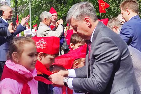 На Центральной площади Тюмени прошла большая линейка, посвящённая 100-летию областной пионерской организации