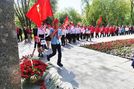 На Центральной площади Тюмени прошла большая линейка, посвящённая 100-летию областной пионерской организации