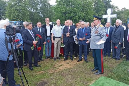 Анатолий Локоть принял участие в открытии памятника Егору Лигачеву на Троекуровском кладбище Москвы