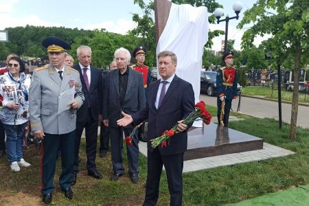 Анатолий Локоть принял участие в открытии памятника Егору Лигачеву на Троекуровском кладбище Москвы
