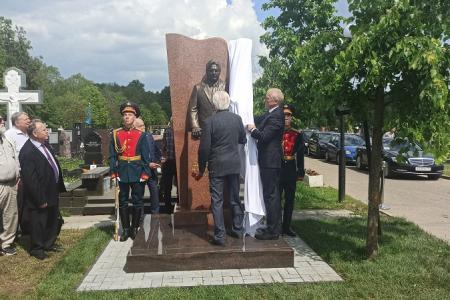 Анатолий Локоть принял участие в открытии памятника Егору Лигачеву на Троекуровском кладбище Москвы