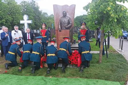 Анатолий Локоть принял участие в открытии памятника Егору Лигачеву на Троекуровском кладбище Москвы