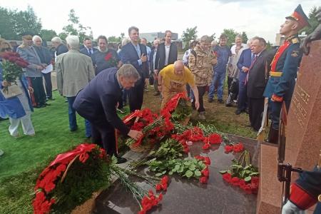 Анатолий Локоть принял участие в открытии памятника Егору Лигачеву на Троекуровском кладбище Москвы