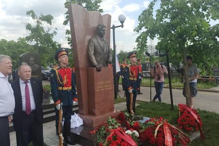Анатолий Локоть принял участие в открытии памятника Егору Лигачеву на Троекуровском кладбище Москвы