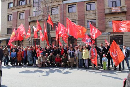 Красное знамя над Танкоградом. В Челябинске состоялся торжественный первомайский автопробег