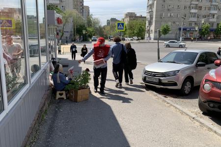 Город Волгоград. Активисты КПРФ и ЛКСМ РФ раздавали горожанам на улице в День Советской печати спецвыпуск «Сталинградской трибуны»