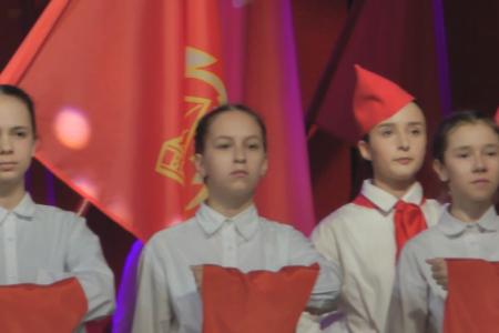 Магаданские коммунисты провели концерт в День пионерии