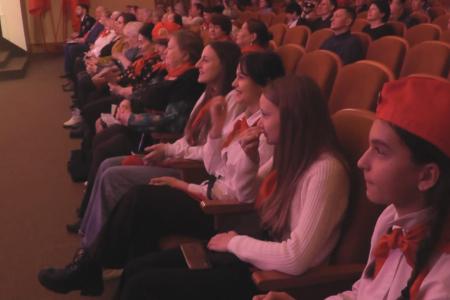 Магаданские коммунисты провели концерт в День пионерии