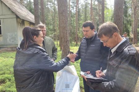 В День Волги Олег Лебедев с экоактивистами очистили от мусора берег великой русской реки в Конаковском районе Тверской области