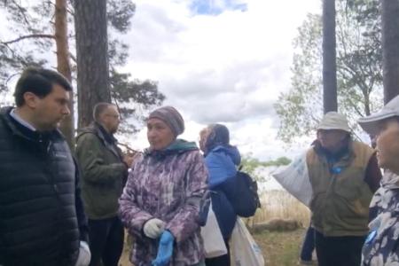 В День Волги Олег Лебедев с экоактивистами очистили от мусора берег великой русской реки в Конаковском районе Тверской области