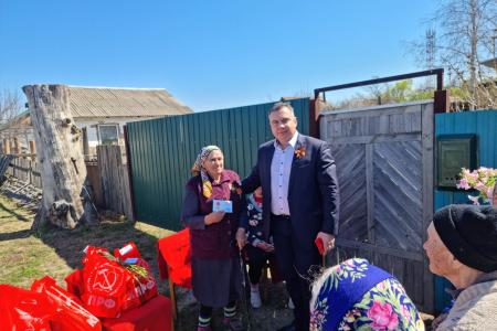 Лидер амурских коммунистов Роман Кобызов поздравил детей войны села Каникурган с наступающим Днём Победы