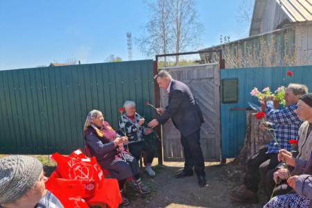 Лидер амурских коммунистов Роман Кобызов поздравил детей войны села Каникурган с наступающим Днём Победы