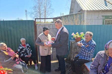 Лидер амурских коммунистов Роман Кобызов поздравил детей войны села Каникурган с наступающим Днём Победы