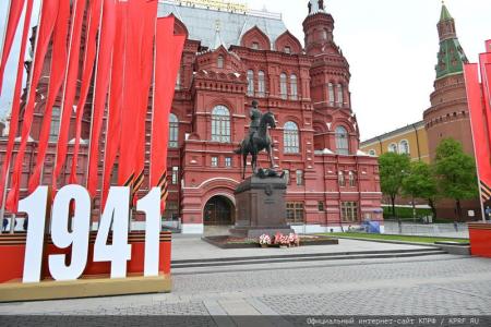 В Москве прошло возложение цветов к Могиле Неизвестного солдата и памятнику Маршалу Г.К. Жукову