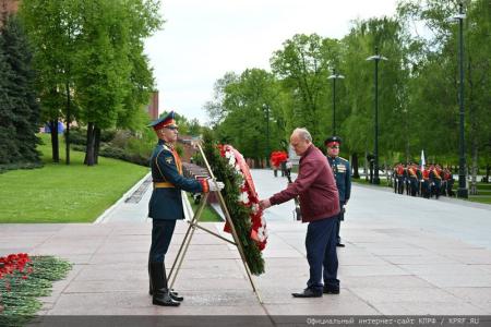 В Москве прошло возложение цветов к Могиле Неизвестного солдата и памятнику Маршалу Г.К. Жукову