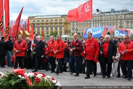 В Москве прошло возложение цветов к Могиле Неизвестного солдата и памятнику Маршалу Г.К. Жукову