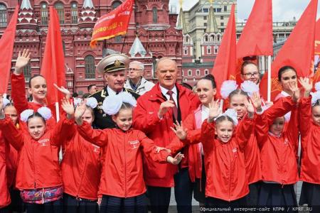 «Красная площадь сияла кумачом». Репортаж Галины Платовой с пионерской линейки в Москве