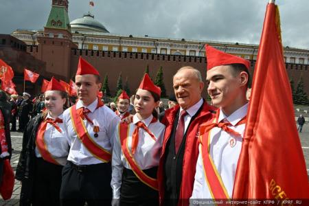 «Красная площадь сияла кумачом». Репортаж Галины Платовой с пионерской линейки в Москве
