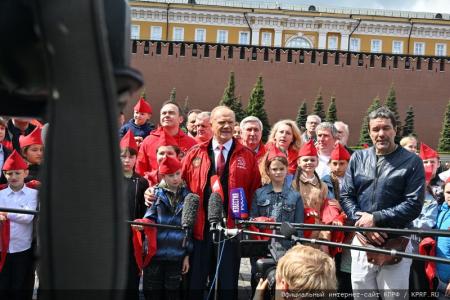 «Красная площадь сияла кумачом». Репортаж Галины Платовой с пионерской линейки в Москве