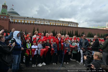 «Красная площадь сияла кумачом». Репортаж Галины Платовой с пионерской линейки в Москве