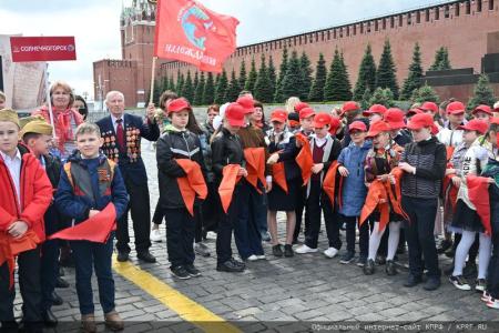 «Красная площадь сияла кумачом». Репортаж Галины Платовой с пионерской линейки в Москве