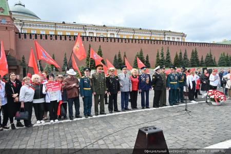«Красная площадь сияла кумачом». Репортаж Галины Платовой с пионерской линейки в Москве