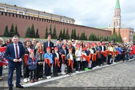 «Красная площадь сияла кумачом». Репортаж Галины Платовой с пионерской линейки в Москве