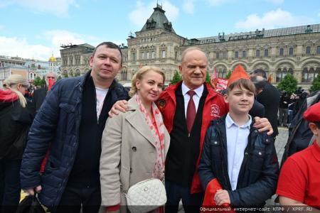 «Красная площадь сияла кумачом». Репортаж Галины Платовой с пионерской линейки в Москве