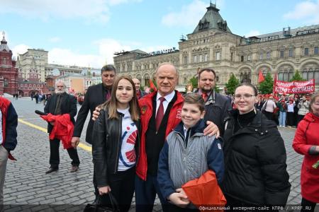«Красная площадь сияла кумачом». Репортаж Галины Платовой с пионерской линейки в Москве