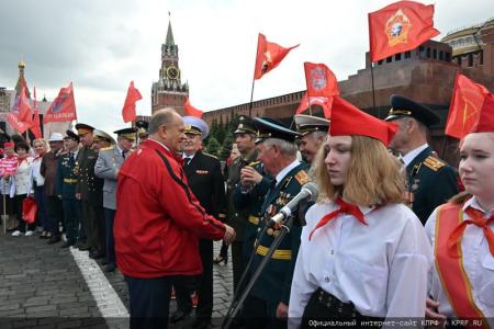 «Красная площадь сияла кумачом». Репортаж Галины Платовой с пионерской линейки в Москве