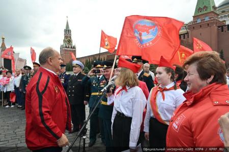 «Красная площадь сияла кумачом». Репортаж Галины Платовой с пионерской линейки в Москве