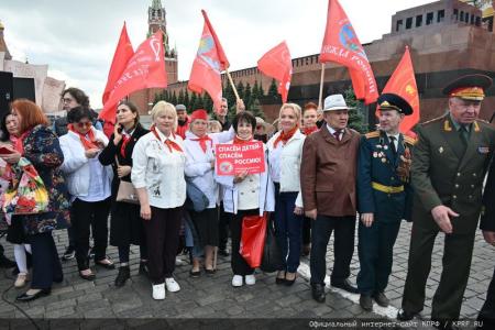 «Красная площадь сияла кумачом». Репортаж Галины Платовой с пионерской линейки в Москве