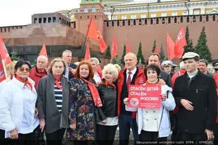 «Красная площадь сияла кумачом». Репортаж Галины Платовой с пионерской линейки в Москве