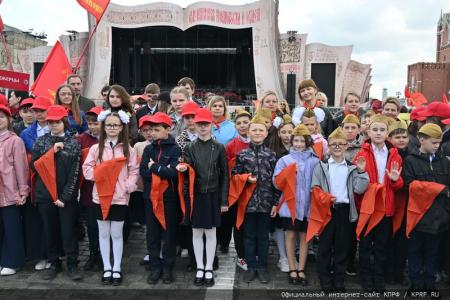 «Красная площадь сияла кумачом». Репортаж Галины Платовой с пионерской линейки в Москве