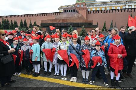 «Красная площадь сияла кумачом». Репортаж Галины Платовой с пионерской линейки в Москве