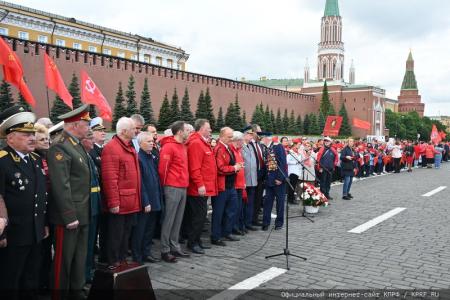 «Красная площадь сияла кумачом». Репортаж Галины Платовой с пионерской линейки в Москве