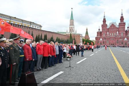 «Красная площадь сияла кумачом». Репортаж Галины Платовой с пионерской линейки в Москве