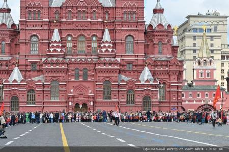 «Красная площадь сияла кумачом». Репортаж Галины Платовой с пионерской линейки в Москве