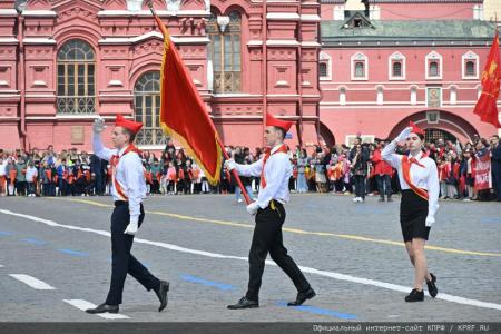 «Красная площадь сияла кумачом». Репортаж Галины Платовой с пионерской линейки в Москве
