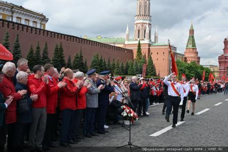 «Красная площадь сияла кумачом». Репортаж Галины Платовой с пионерской линейки в Москве