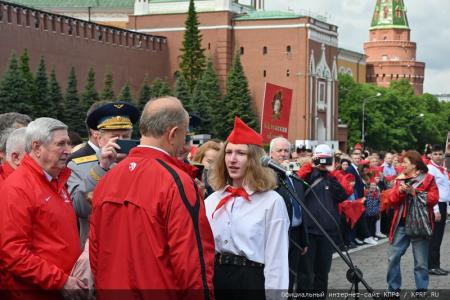 «Красная площадь сияла кумачом». Репортаж Галины Платовой с пионерской линейки в Москве