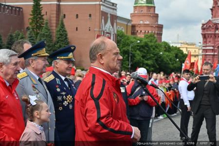 «Красная площадь сияла кумачом». Репортаж Галины Платовой с пионерской линейки в Москве