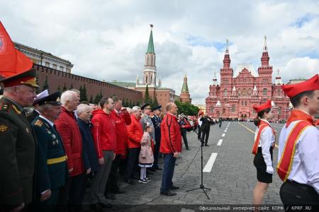 «Красная площадь сияла кумачом». Репортаж Галины Платовой с пионерской линейки в Москве