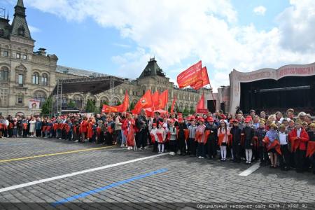 «Красная площадь сияла кумачом». Репортаж Галины Платовой с пионерской линейки в Москве