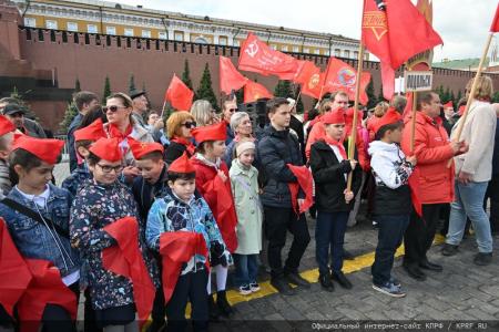 «Красная площадь сияла кумачом». Репортаж Галины Платовой с пионерской линейки в Москве