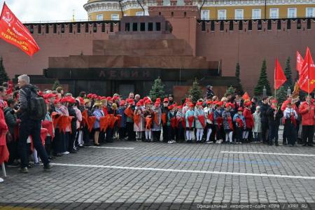 «Красная площадь сияла кумачом». Репортаж Галины Платовой с пионерской линейки в Москве