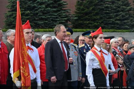 «Красная площадь сияла кумачом». Репортаж Галины Платовой с пионерской линейки в Москве