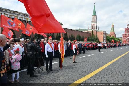 «Красная площадь сияла кумачом». Репортаж Галины Платовой с пионерской линейки в Москве