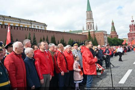 «Красная площадь сияла кумачом». Репортаж Галины Платовой с пионерской линейки в Москве