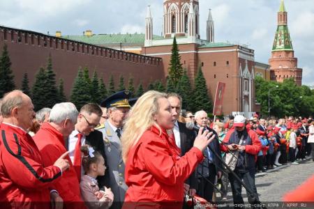 «Красная площадь сияла кумачом». Репортаж Галины Платовой с пионерской линейки в Москве